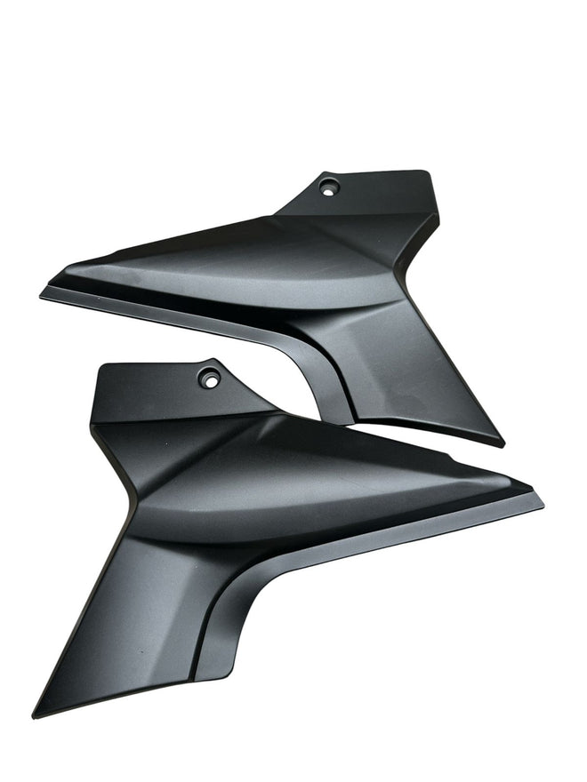 TAPA LATERAL DE BATERIA NEGRO LINEAZ