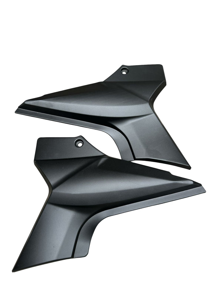 TAPA LATERAL DE BATERIA NEGRO LINEAZ