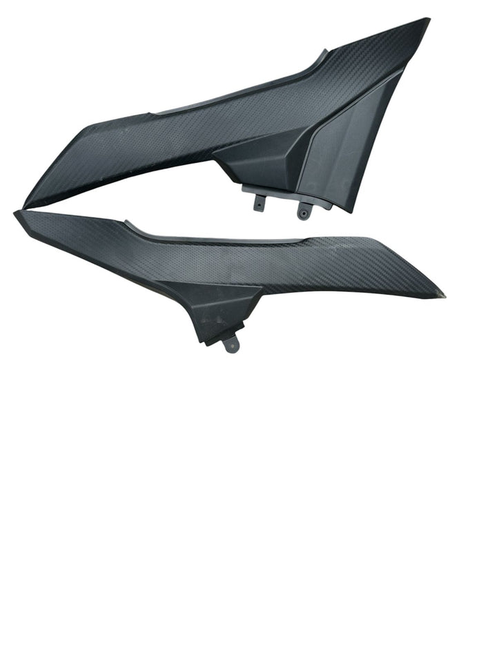 TAPA LATERAL NEGRO R1