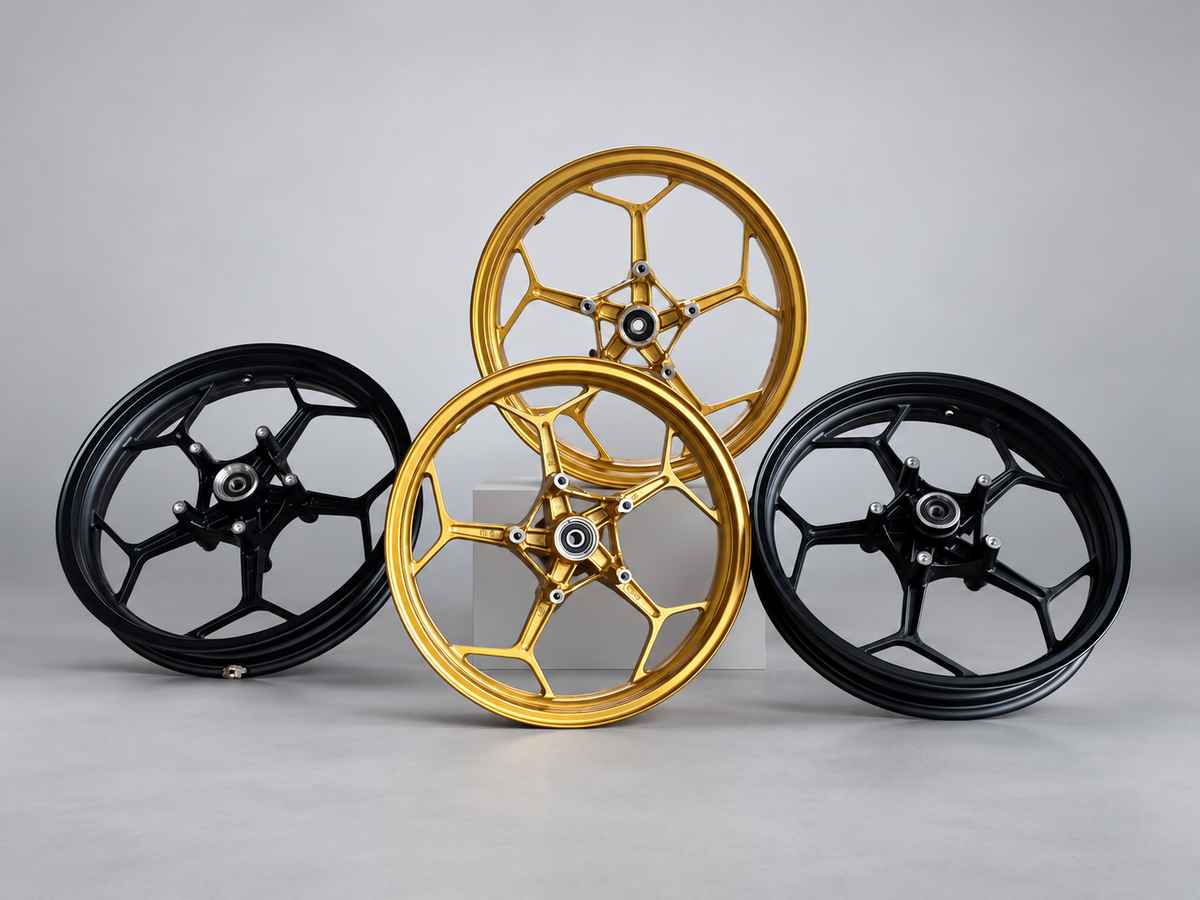 Cuatro aros para moto negros y dorados con fondo de estudio limpio