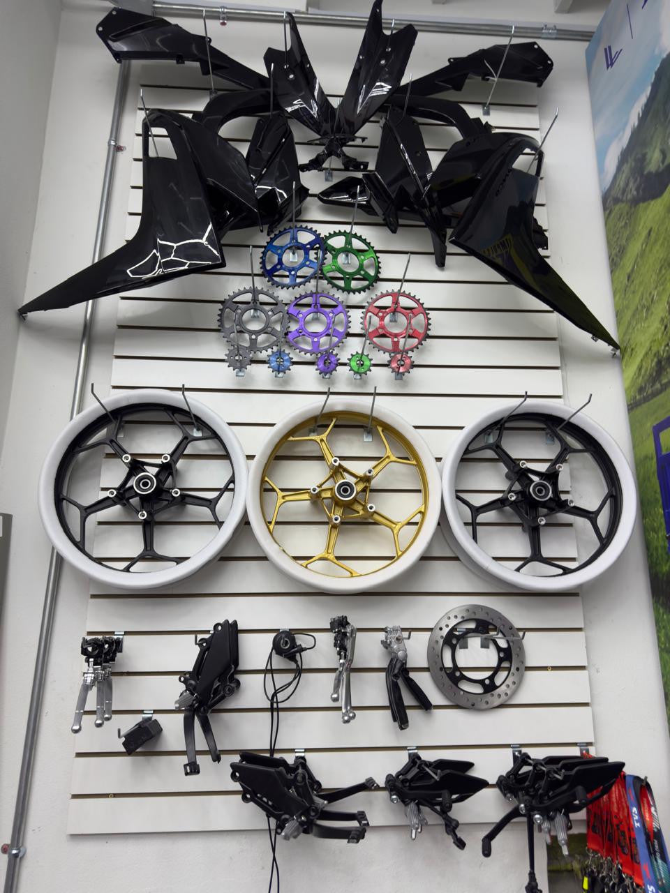 Exhibidor de repuestos Bruno con aros, catalinas y carenados para motos