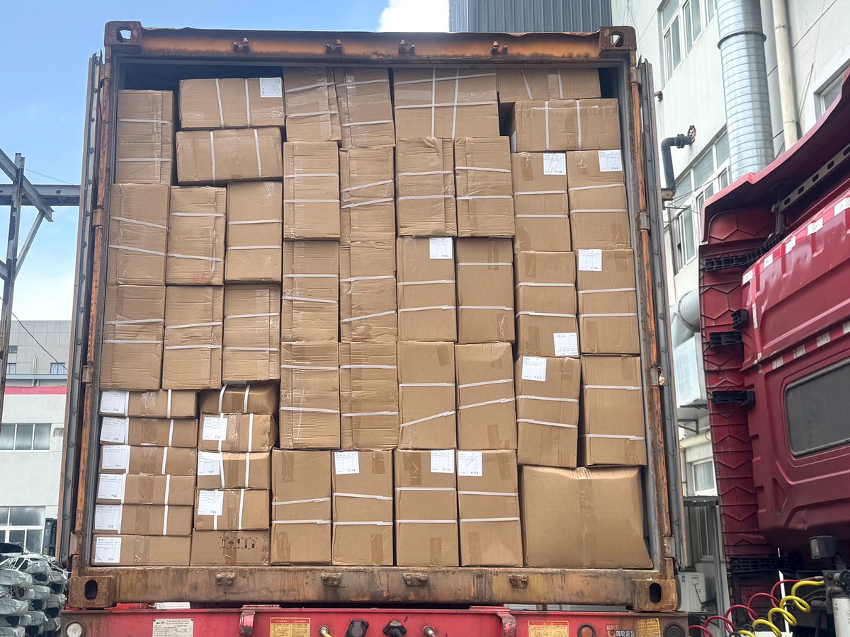 Contenedor con numerosas cajas de repuestos.